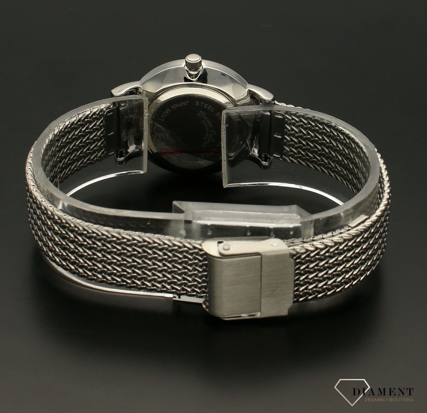 Zegarek damski na bransolecie bizuteryjnej Bruno Calvani BC3193 SILVER. Tarcza zegarka okrągła w kolorze białym z wyraźnymi cyframi czarnymi, wskazówki w kolorze złotym. Dodatkowym atutem zegarka jest wyraźne logo (3).jpg